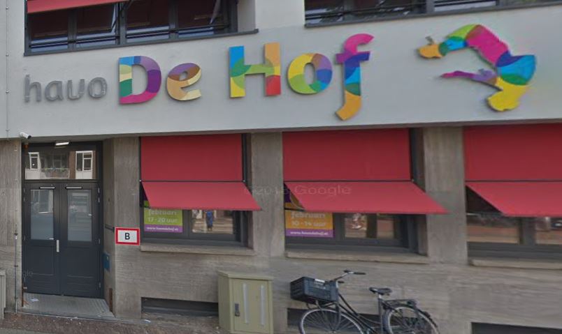 Man loopt Amsterdamse havo binnen en sticht brand